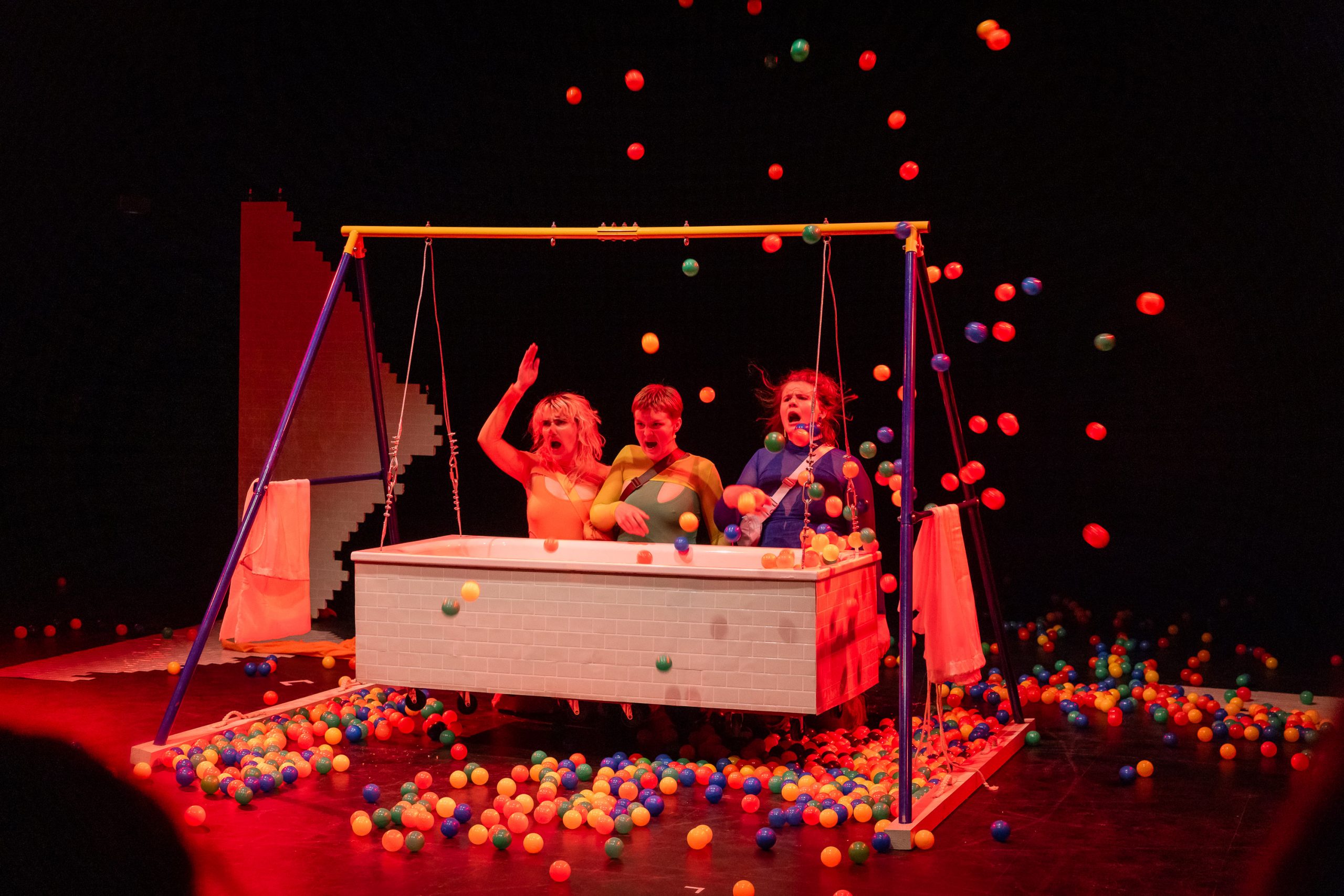 27.04.2024, Best OFF Festival freier Theater 2024. Mama weiß Bescheid, sassy fires (Hildesheim). Foto: Helge Krückeberg