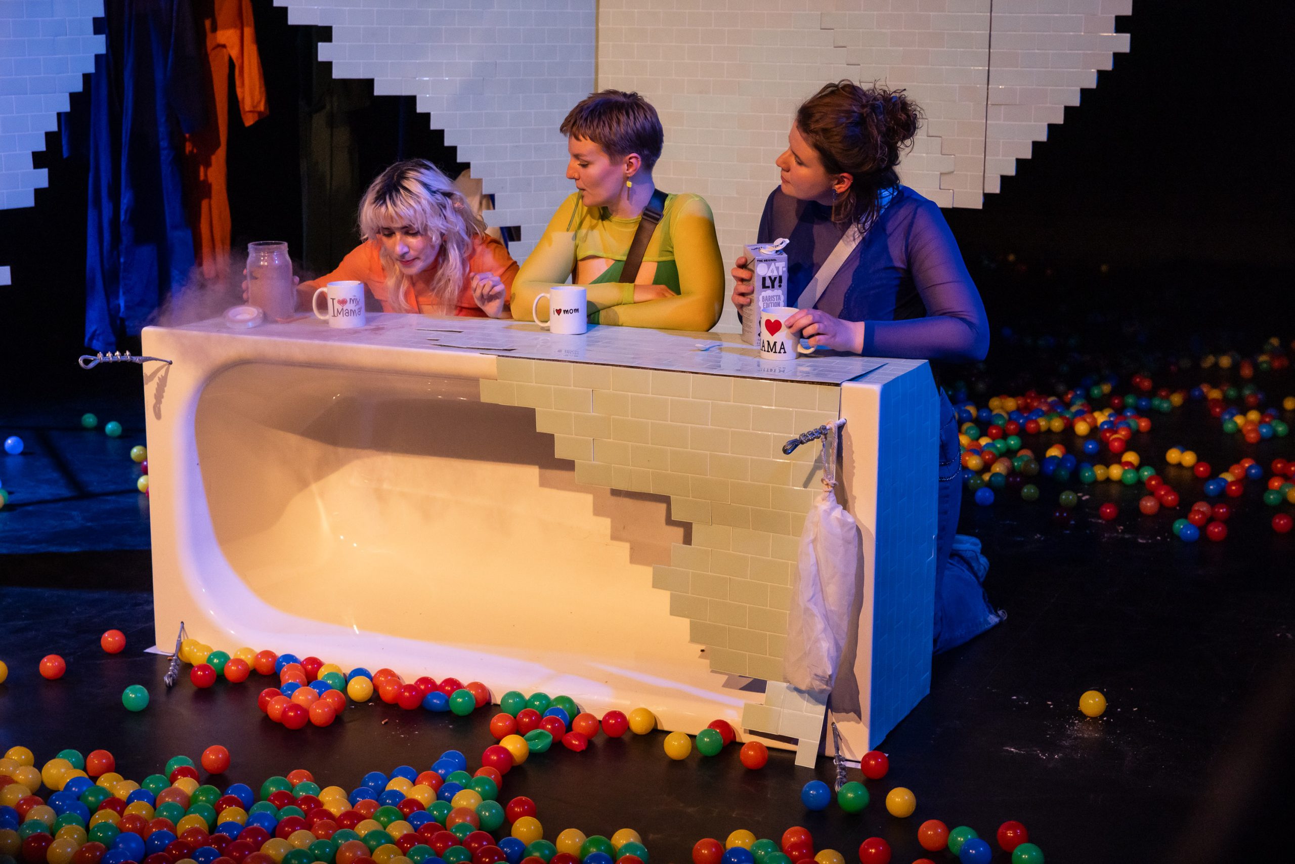 27.04.2024, Best OFF Festival freier Theater 2024. Mama weiß Bescheid, sassy fires (Hildesheim). Foto: Helge Krückeberg