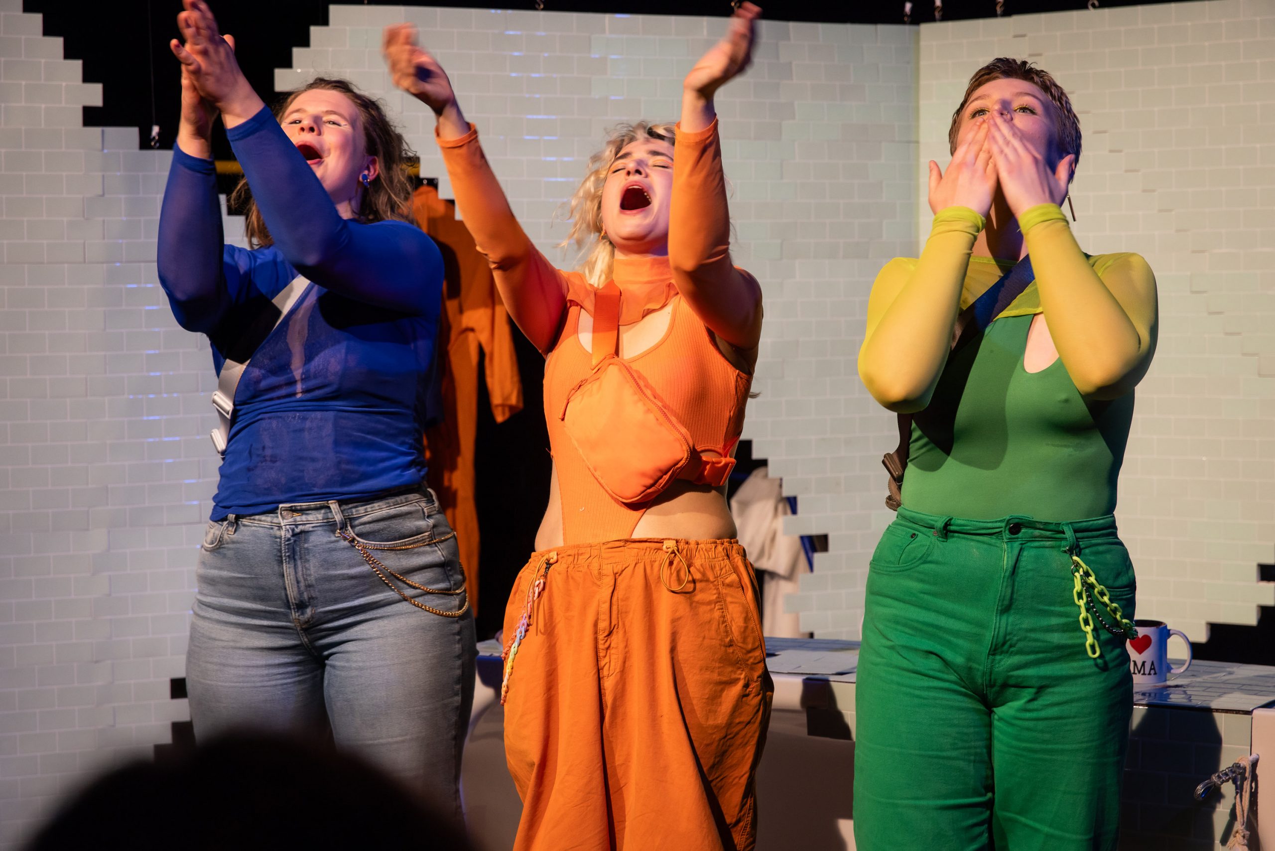 27.04.2024, Best OFF Festival freier Theater 2024. Mama weiß Bescheid, sassy fires (Hildesheim). Foto: Helge Krückeberg